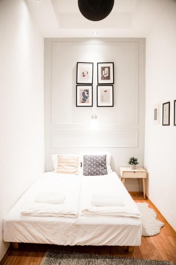 Stylish And Spacious ! Location Kazincy Netflix Apartament *