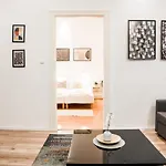 Stylish&Spacious ! Central location Kazincy Netflix