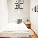 Stylish&Spacious ! Central location Kazincy Netflix