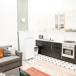 Stylish&Spacious ! Central location Kazincy Netflix