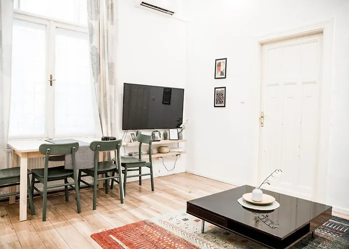 Stylish&Spacious ! Central location Kazincy Netflix